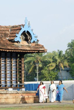 Koothambalam Tapınağı, tiyatro salonu Koothu ve Koodiyattam dramatik sanat formları, Lord Bharat Ramas kardeşi Thrissur Trichur, Kerala, Hindistan 'a ithaf edilmiştir.  