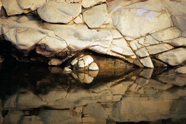 Haşin Kaya, Sakin Su Ghadoi, Güney Gujarat, Hindistan ve Asya 'ya Yansıdı