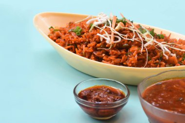 Schezwan soslu kızarmış pilav, Çin pilavı, taze soğan ve lahana ile süslenmiş Çin yemeği. Seçici bir odak noktası.