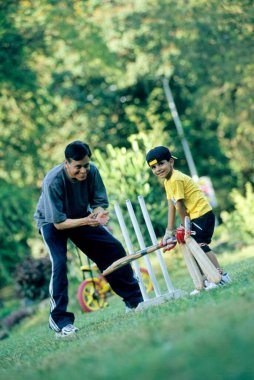Büyükbaba ve torun kriket oynuyorlar.