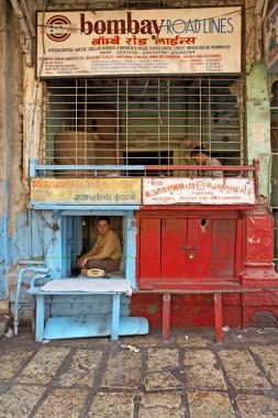 Bombay 'da, Maharashtra' da, Hindistan 'da bir baharat tüccarının ofisi haline gelir.