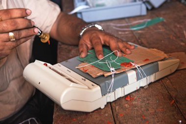 Hükümet personeli elektronik oy makinesinin kontrol birimine seçim komisyonu mührü koydu; Bombay Mumbai; Maharashtra; Hindistan 16-Mayıs-2009