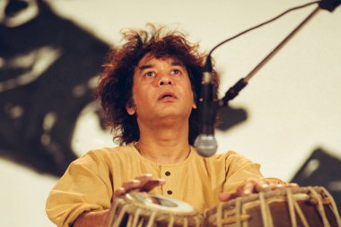 Hint klasik müzik üstadı Ustad Zakir Hussain konserde tabla çalıyor.   