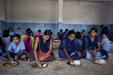 Okul çocukları öğle yemeği yiyor, maharashtra, Hindistan, Asya  