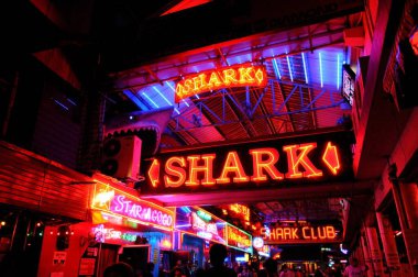 Gece hayatı ve neon işaretler Walking Street, Pattaya Adası, Tayland 