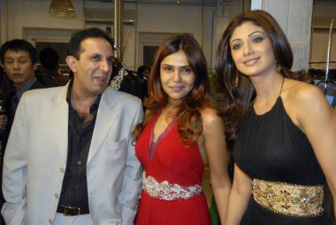 Güney Asyalı ünlü ve Bollywood film oyuncusu Shilpa Shetty ve arkadaşları gülümsüyor ve kameraya bakıyor, siyah elbiseler giyiyorlar.   