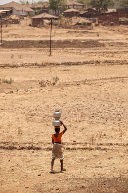 Kafasında su kaplarını dengeleyen kabile kadını, Nandgaon, Atgaon, Maharashtra, Hindistan, Asya 