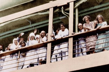 Mahatma Gandhi gemiyle Londra 'ya gidiyor. 29 Ağustos 1931' de Hindistan, Asya 'ya veda ediyor.