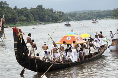 Tekne yarışında güvenlik için ayinler düzenleyen rahipler, Aranmula, Kerala, Hindistan 