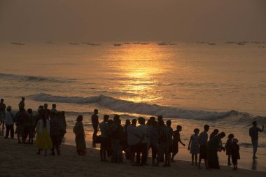 Plajdaki turistler, puri, orissa, Hindistan, Asya