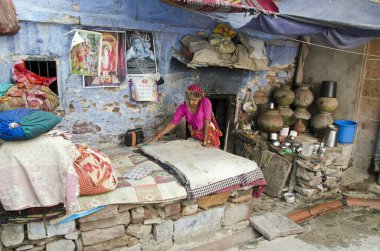 Dağınık bavullu kadın Jodhpur Rajasthan Hindistan Asya 