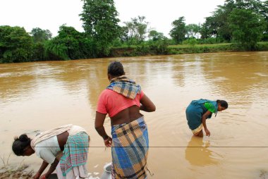 Nehirdeki Ho kabilesi kadınları, Chakradharpur, Jharkhand, Hindistan   