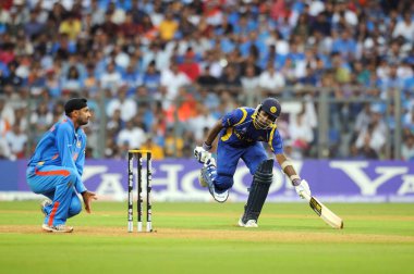 Sri Lankalı vurucu, 2 Nisan 2011 'de Mumbai Wankhede Stadyumu' nda oynanan ICC Kriket Dünya Kupası finallerinde Hintli atıcı Harbhajan Singh 'in Sri Lanka' ya karşı oynadığı skoru yükseltti.
