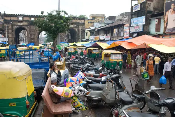 Pazar yeri araçları genç Darwaza, Ahmedabad, Gujarat, Hindistan 'da muson mevsiminde park halindeler. 