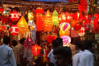 Hint Deepawali diwali festivali; fener satışı; Mumbai Bombay; Maharashtra; Hindistan