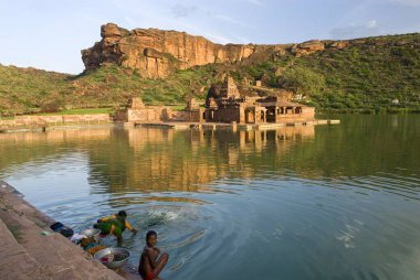 Bhutanatha tapınakları Badami 'deki antik Agastya tirtha tankının doğu kıyısında; Karnataka; Hindistan