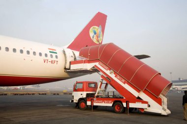 Kingfisher A320 numaralı hava aracı Chhatrapati Shivaji Terminali, Santacruz, Bombay Mumbai, Maharashtra, Hindistan 'dan kalkmaya hazırlanıyor. 