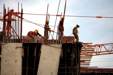 India Bulls 'un satın aldığı ilk Jüpiter değirmenlerinin olduğu yerde tam teşekküllü inşaat. National Textile Corporations' ın ilk satışı altında, Bombay Mumbai, Maharashtra, Hindistan. 