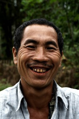 Kırsal adam gülümsüyor, Chakma kabilesi, Arunachal Pradesh, Hindistan 