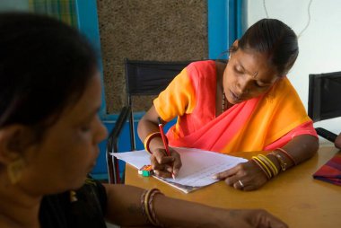 Chitrakoot, Uttar Pradesh, Hindistan 'da çalışan bir kadın.