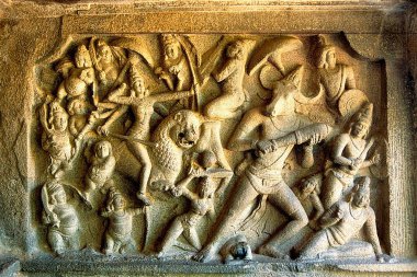 Mahabalipuram Mamallapuram 'daki Mahishamardini mağarasında heykeller, Tamil Nadu, Hindistan