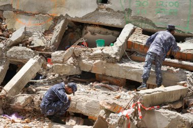 Polis personeli cesetleri arıyor. Deprem, Nepal, Asya. 