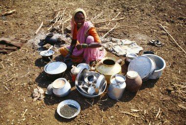 Hindistan, Maharashtra 'da, güneşin altında yemek pişiren alt sınıf bayan. 