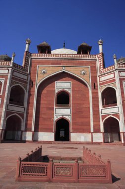 Humayun 'un mezarı 1570' te Hint Yarımadası Pers etkisindeki ilk kırmızı kumtaşı ve beyaz mermer mezardan yapılmış. Delhi, Hindistan UNESCO Dünya Mirası Bölgesi.