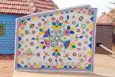 Kutchi duvar resimleri duvarda ayna parçaları, Kutch, Gujarat, Hindistan 