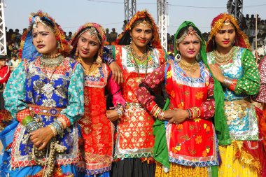 Pushkar Fair, Rajasthan, Hindistan 'da geleneksel Rajasthani kostümü giyen kızlar   