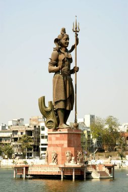 Lord Shivas heykeli Sursagar Gölü, Baroda, Gujarat, Hindistan 