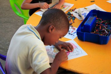 Çizim yapan bir çocuk, Roatan adası, Honduras kırsalında 