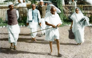 Mahatma Gandhi çalışma komitesi toplantısı için Sevagram 'a geliyor. Wardha, Hindistan, Asya, Haziran 1936 