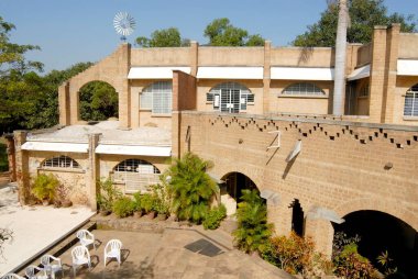 Ziyaretçi Merkezi, 1968 Auroville, Viluppuram, Puducherry, Union Territory, Hindistan 'ın hedef, faaliyet ve yaşamını özetlemektedir. 