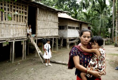 Evinin önünde Chakama kabilesinden kadınlar, Diyun, Arunachal Pradesh, Hindistan 