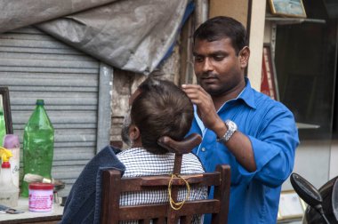 Berber traşı adam, koro pazarı, Mumbai, Maharashtra, Hindistan, Asya 