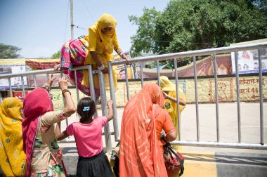 Kadın çitleri aşıyor, ujain, madhya pradesh, Hindistan, Asya
