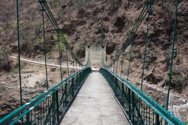 Uttarakhand Hindistan 'daki Rudraprayag' daki Mandakini nehirleri üzerindeki köprü.