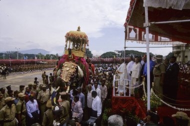 Dussera dusera etkinliğinde fil yürüyüşü festivali; Mysore; Karnataka; Hindistan;