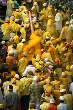 Jejuri tapınağındaki kutlamalar sırasında Lord Khandoba 'nın kutsal Palkhi' sini taşıyan dindarlar, sıska, Maharashtra, Hindistan 