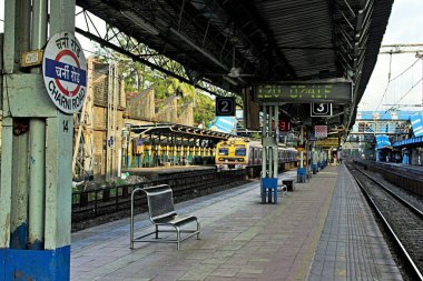 Charni Yolu Tren İstasyonu, Mumbai, Maharashtra, Hindistan, Asya