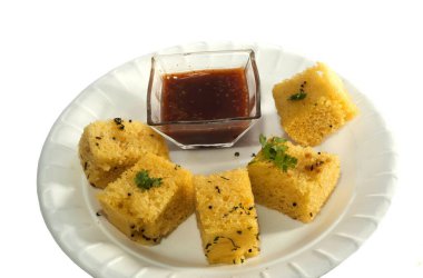 Hintli Dhokla masada servis yaptı.