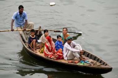 Su yolları feribotları ana ulaşım biçimidir; bu feribotlar tehlikeli olmakla ünlüdür; sıklıkla aşırı yüklenirler; Dhaka; Bangladeş