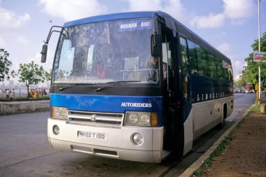 Otobüsler yolda, Hindistan. 