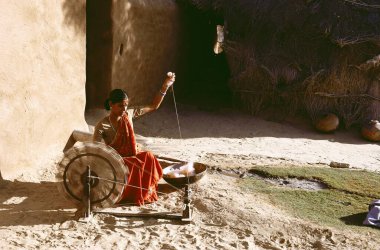 Kırsal kesimdeki kadınlar dönme dolap ya da charkha, Bikaner, Rajasthani, Hindistan 
