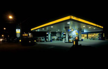 Gece vakti Hindistan 'daki benzin istasyonunun uzak bir görüntüsü. 