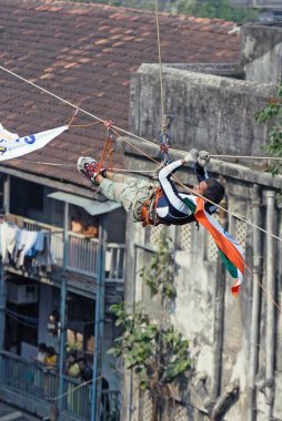 Bombay, Mumbai, Maharashtra, Hindistan 'daki iki binanın arasından geçen adam. 