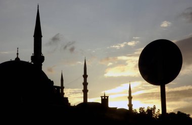 Minareler ve sokak tabelası, İstanbul, Türkiye 