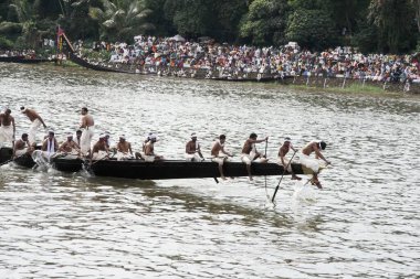 Yarıştan sonra, Aranmula tekne yarışı, Aranmula, Kerala, Hindistan 