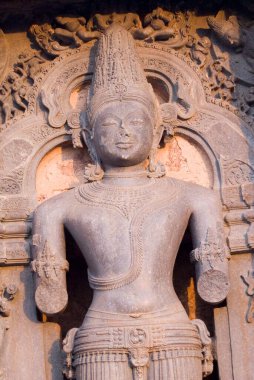 Güneş Tapınağı 'nın duvarına oyulmuş Vedic Güneş Tanrısı Surya veya Arka' nın heykeli batan güneşi ve batıya bakan Dünya Mirası Anıtı Konarak; Orissa; Hindistan